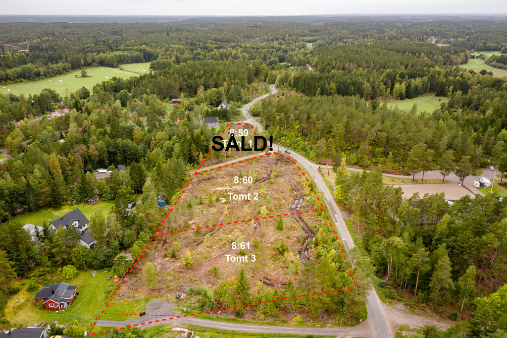 Tomt 1-3 färdiga gränser. Vy mot väster.