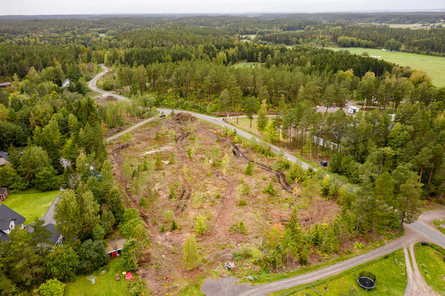 Tomt 3 närmast i bild