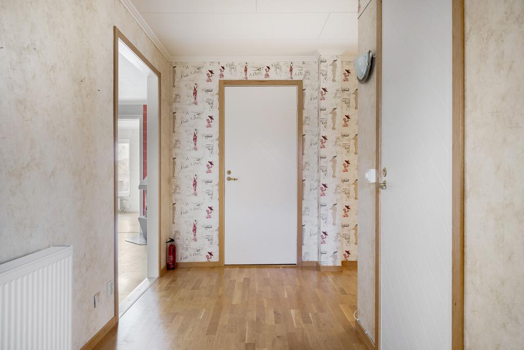 Inre hall med dörr till sep wc och rakt fram tvättstuga
