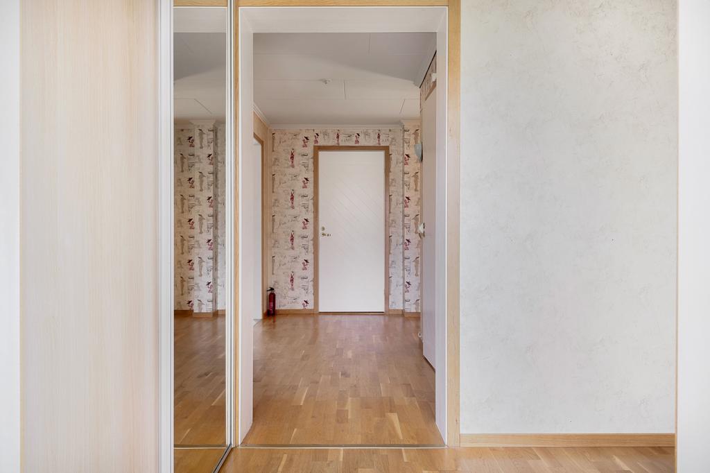 Hall med förvaring bakom skjutdörr