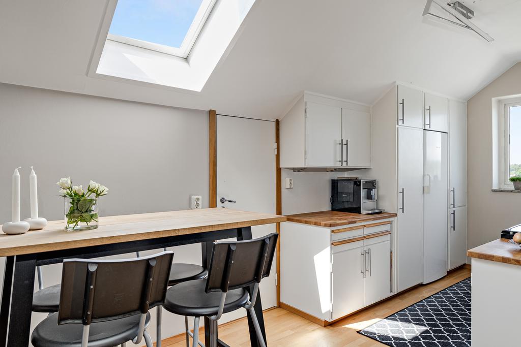 Ljust och fräscht kök med matplats 