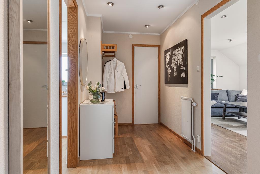Vyn från entrén med köket till vänster och vardagsrummet till höger