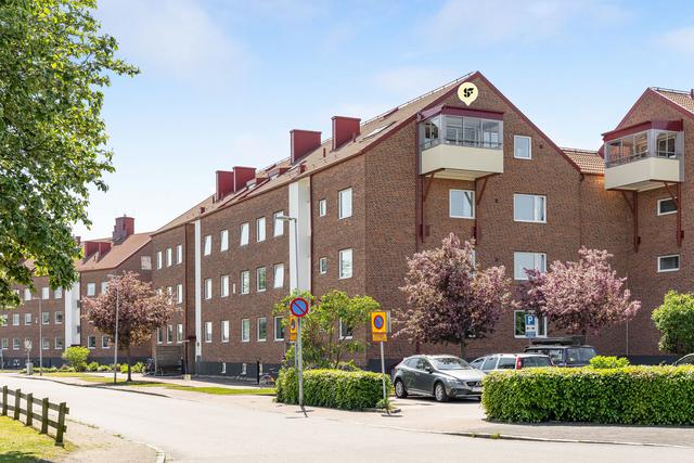 Här har du en mysig lägenhet högst upp i huset med inglasad balkong och fin utsikt! 