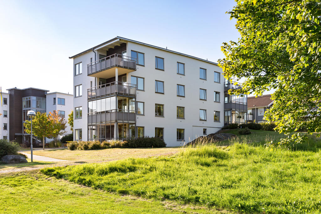 Lägenheten har stor balkong på tredje våning