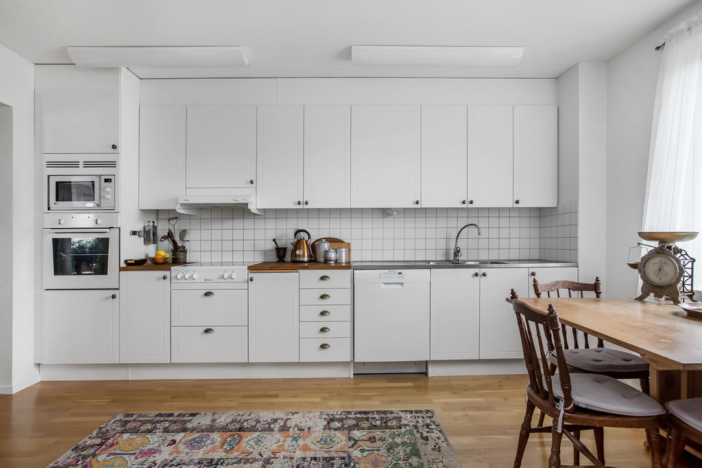 Kök med gott om plats för köksbord