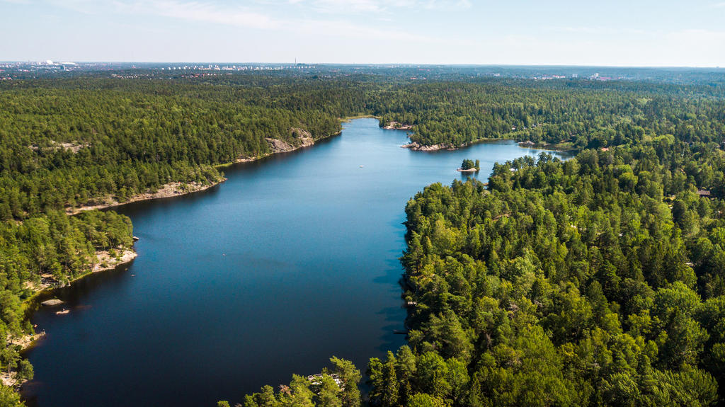 Känner du för ett dopp så hittar du Gömmaren endast 1km bort!