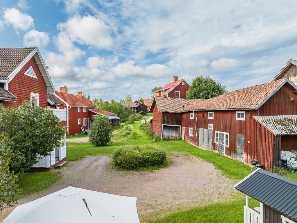 På gården finns stora gamlauthus, i behöv av rejäl kärlek. 