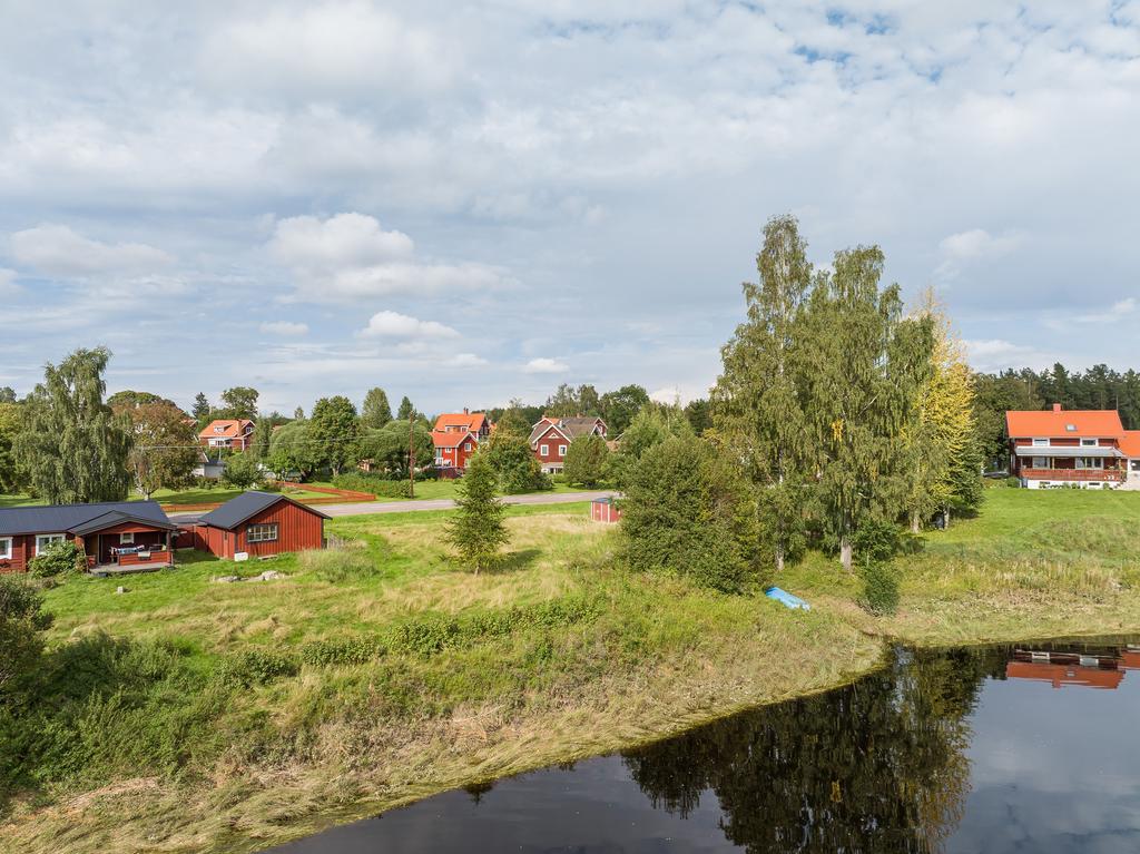Från sovrumsfönstren skymtarman älven. 