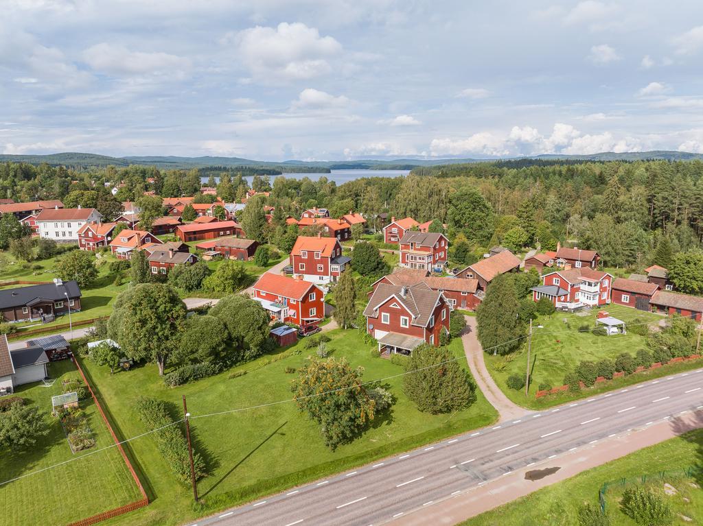 Beläget mitt i byn, mellan älven och Flosjön