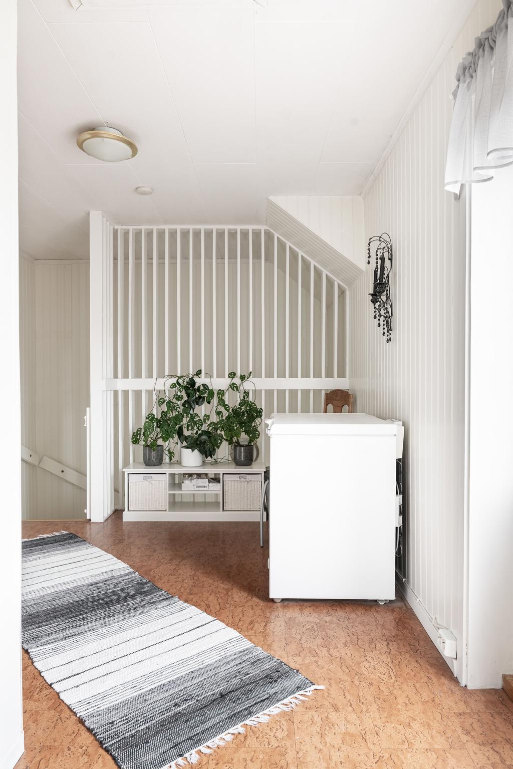 Hall övre plan är rejäl och kan möbleras.