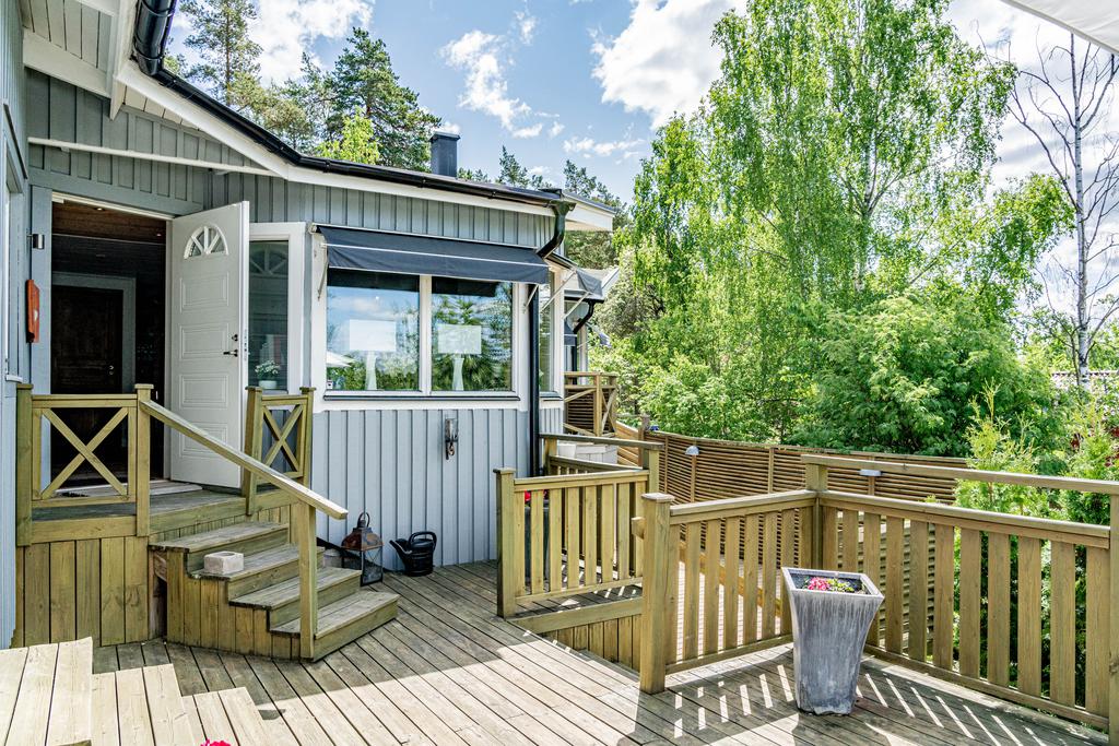 Altan med olika lägen löper runt huset.