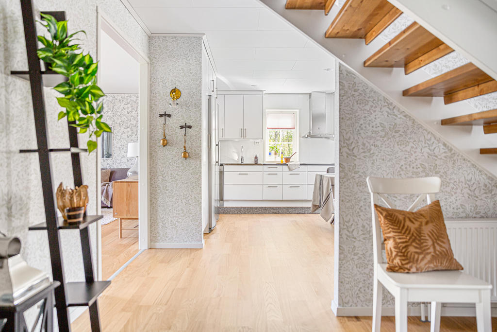 Vy från hall mot kök och vardagsrum