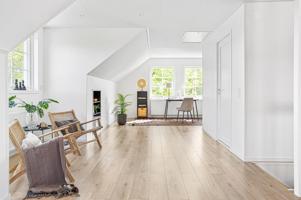 Hall och allrum på övre plan