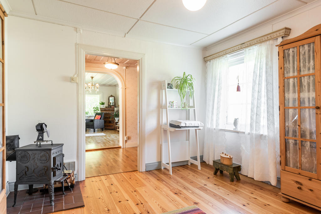 Här de  nyare vardagsrummet med fönster ned mot vattnet
