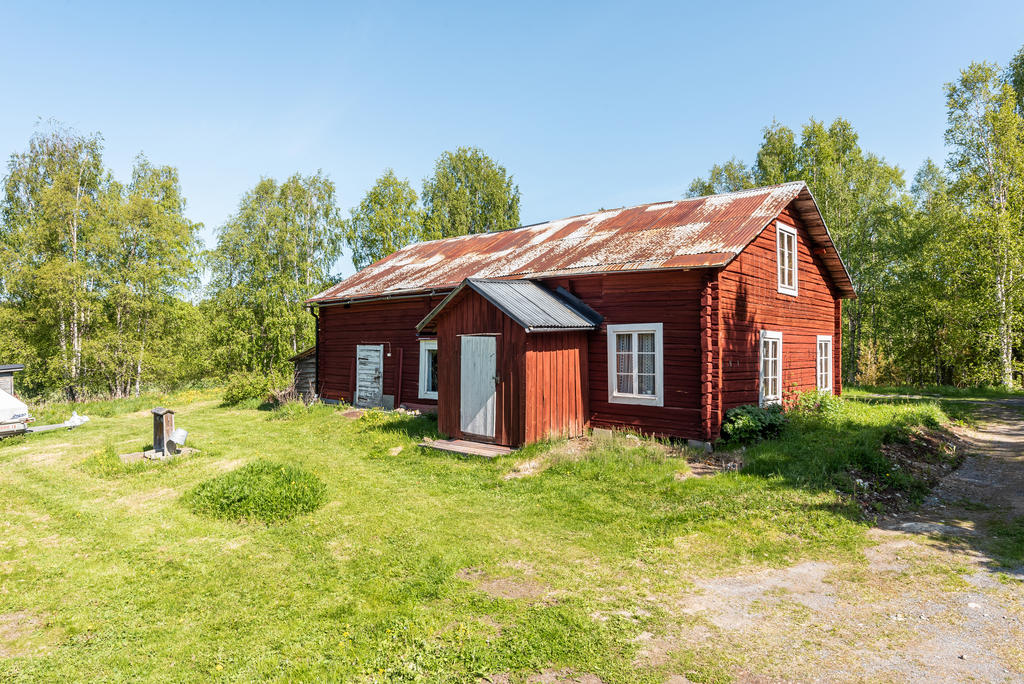 Bakom finns en enklare carport