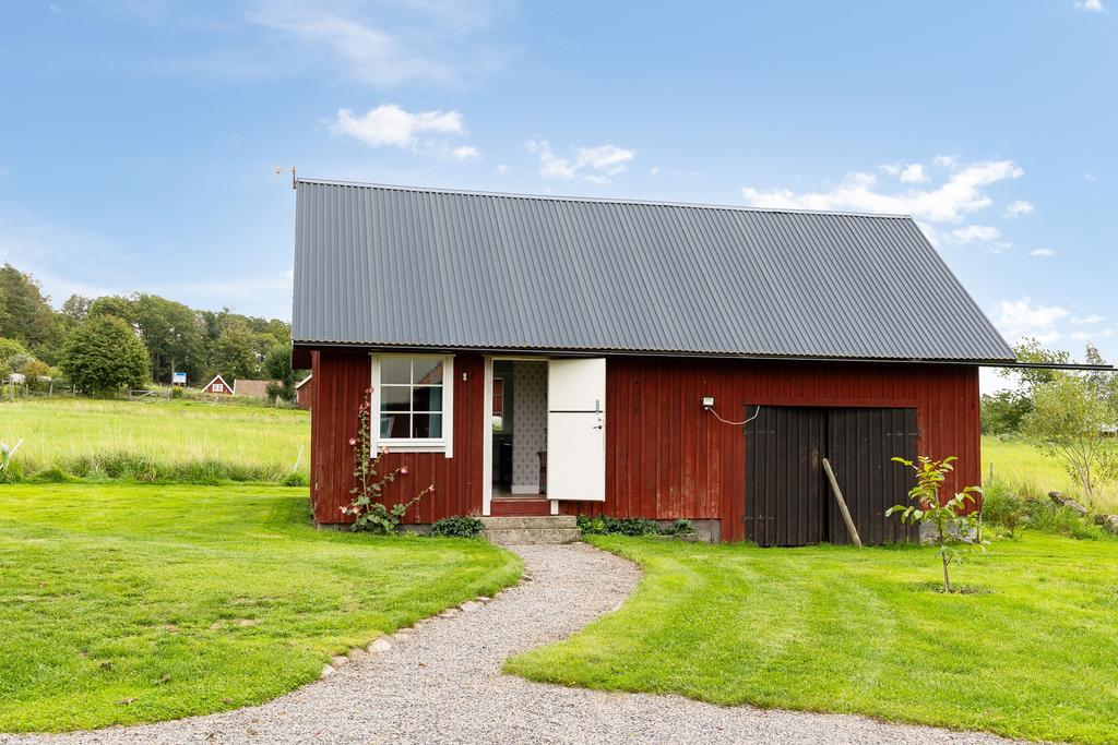 Litet hus där det finns ett fint gästrum med flera bäddplatser. Till höger i huset finns ett utrymme som inte används idag.