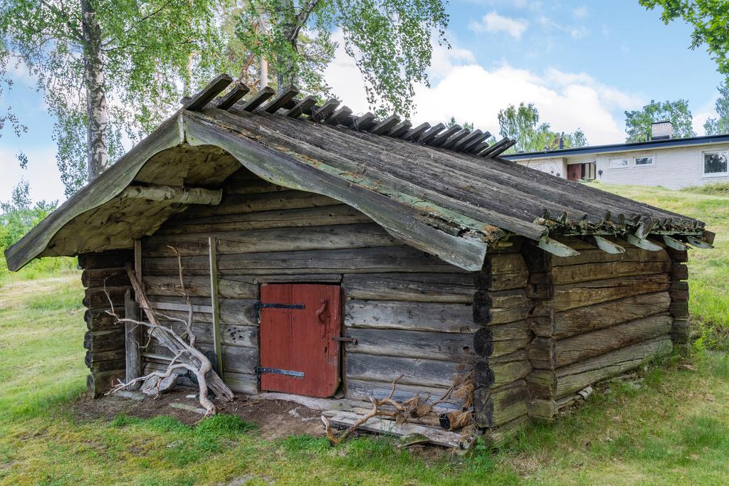 Timrat eldhus från 1600-talet som används som förråd