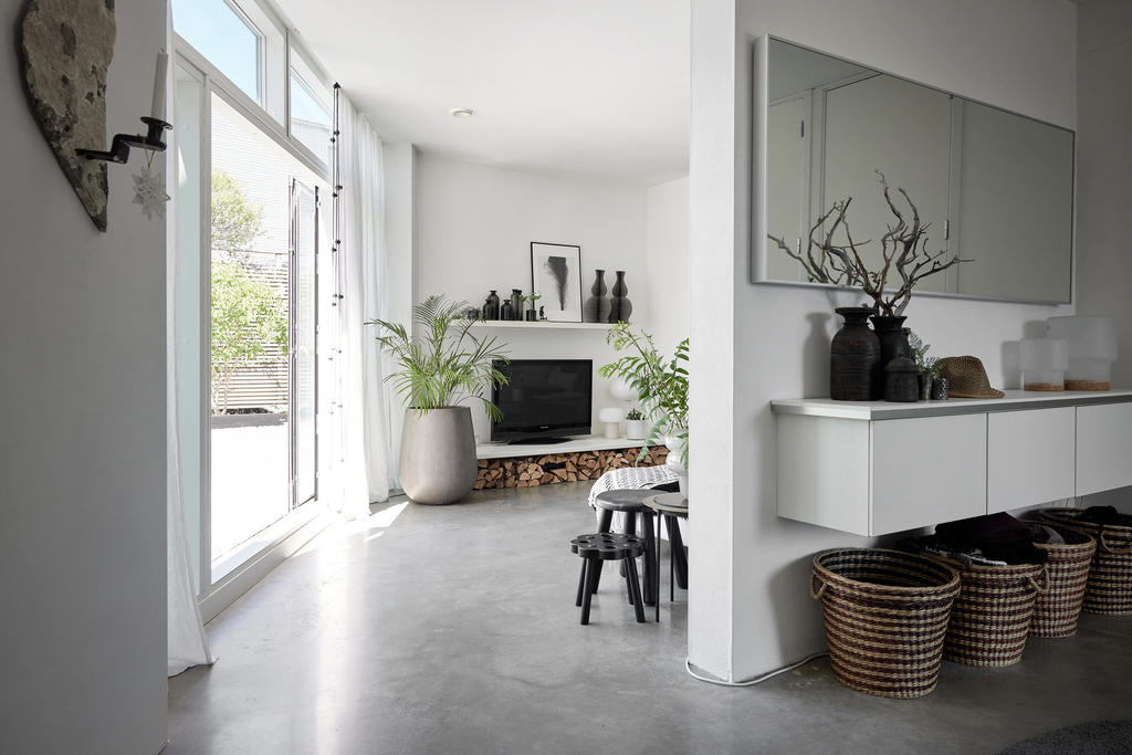 Betonggolvet i hela entréplan är så snyggt och ger en skön känsla