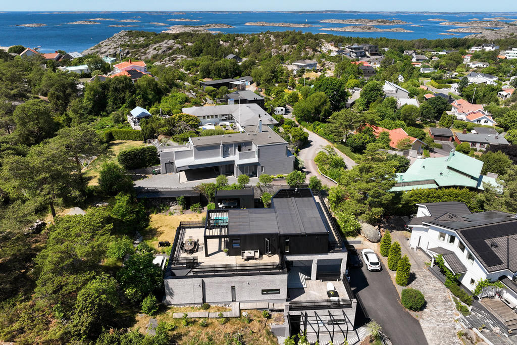 På Kullaviks Korshamnsväg bor du i en fantastisk villa med närhet till hav och natur. Njut av bad i din egen privata oas eller ta en promenad ned till Korshamn för salta bad