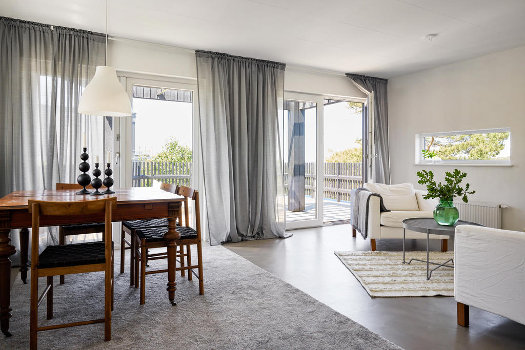 Övre plan består idag av en lägenhet med egen ingång om så önskas men möjligheterna är många. Tänk ett master bedroom här!