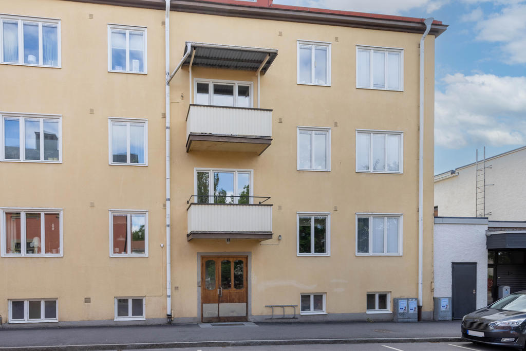 Entré från Apoteksgatan och gemensamma balkonger i anslutning till trapphuset. 