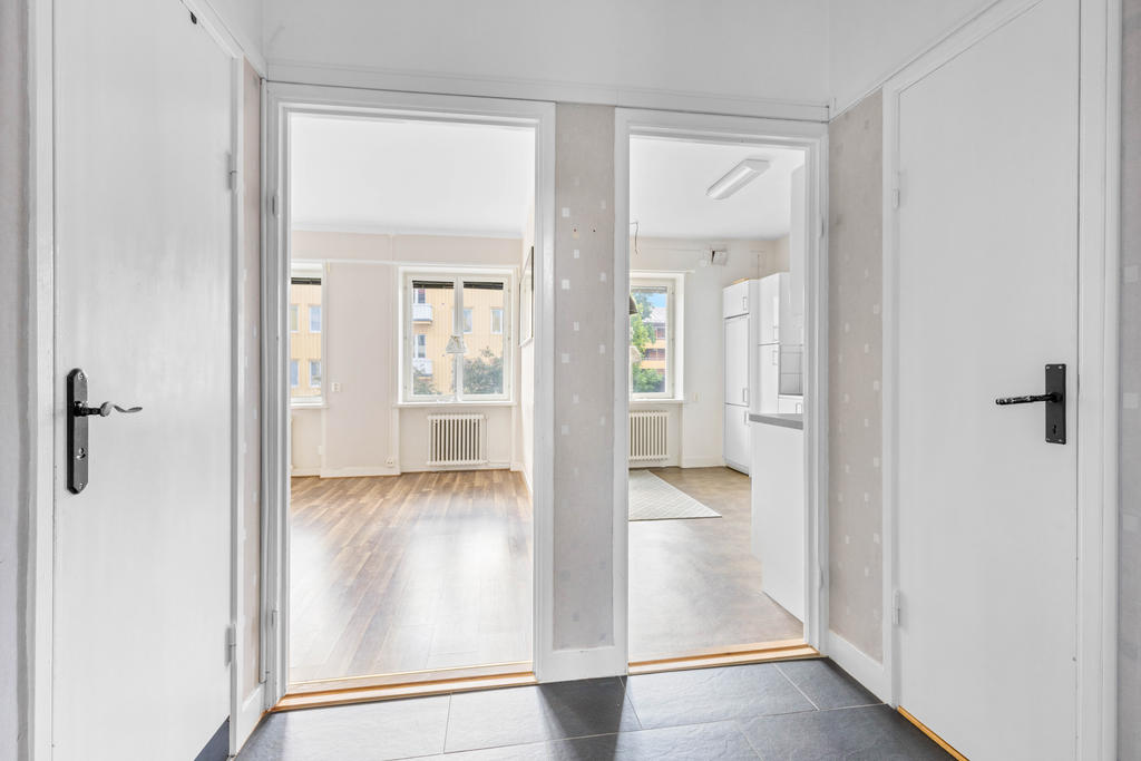 Vy från hall igenom lägenheten. 