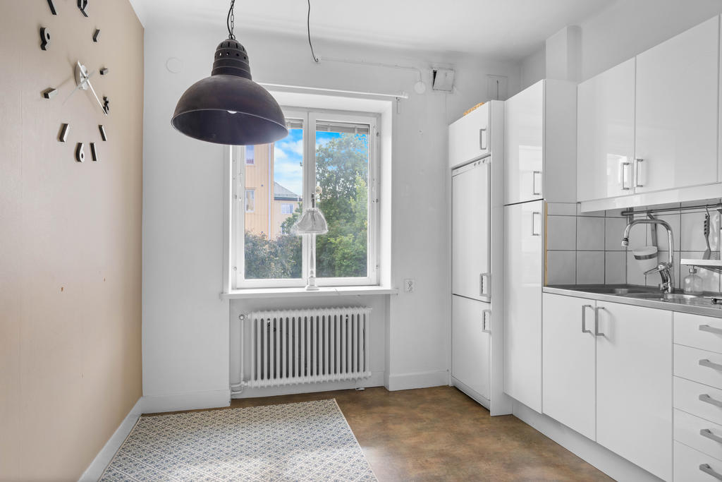 Plats för matbord i kök. 