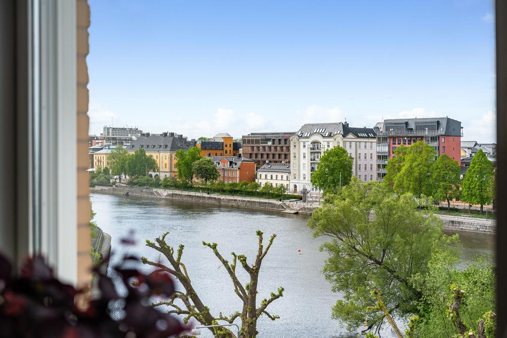 Utsikt från matplatsen i köket