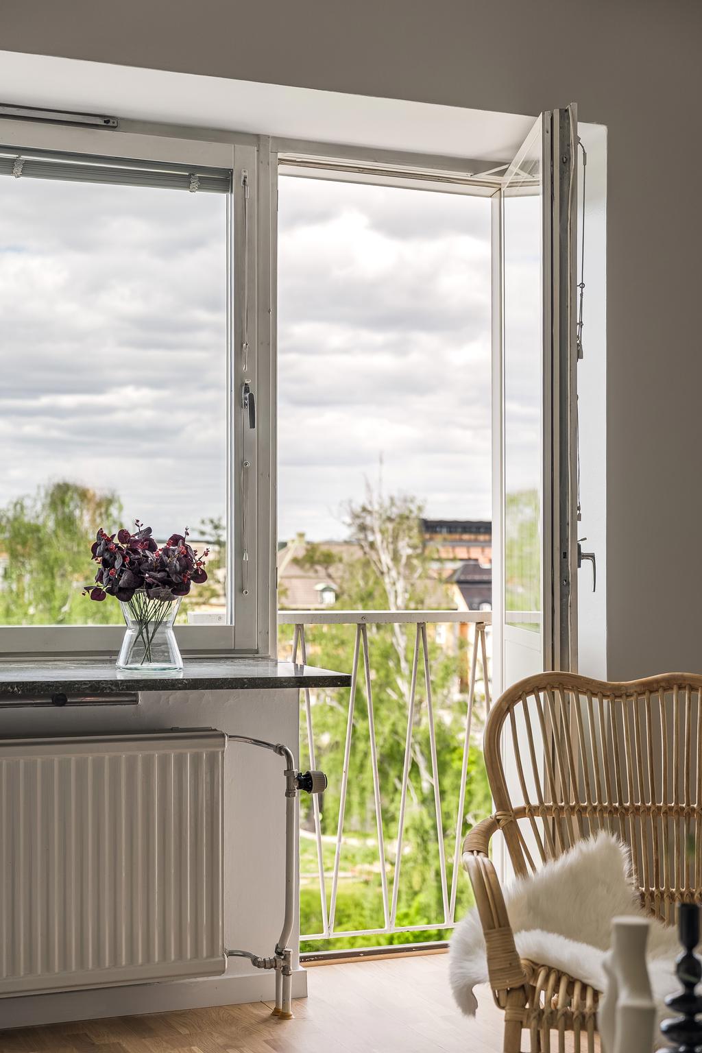 Den franska balkongen släpper in ljus och ger utsikt mot Strömmen