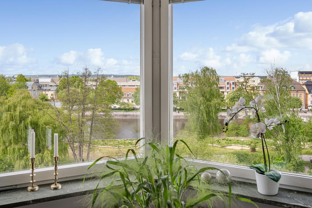 Burspråket vid matplatsen ger fin utsikt mot Strömmen