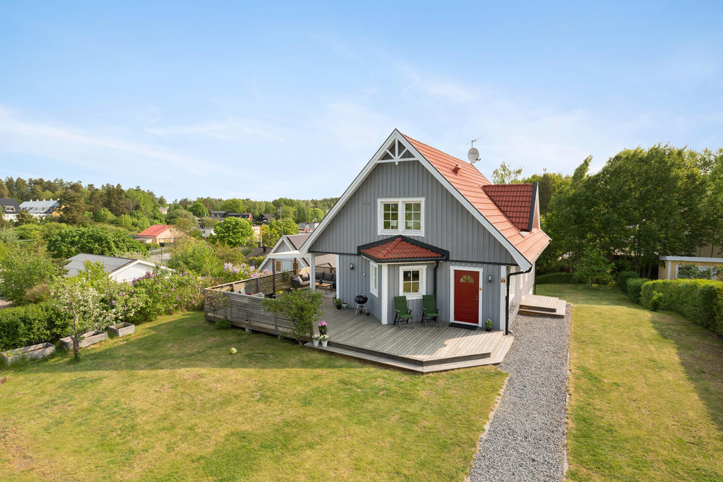 Altanen erbjuder svårslagna solmöjligheter från tidig lunch till solnedgång, Med högt och fritt läge kan du blicka ut över takåsarna under de långa ljumma sommarkvällarna