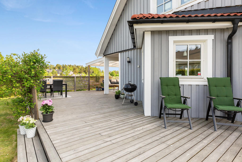 Altanen erbjuder solmöjligheter från förmiddag till sen kväll