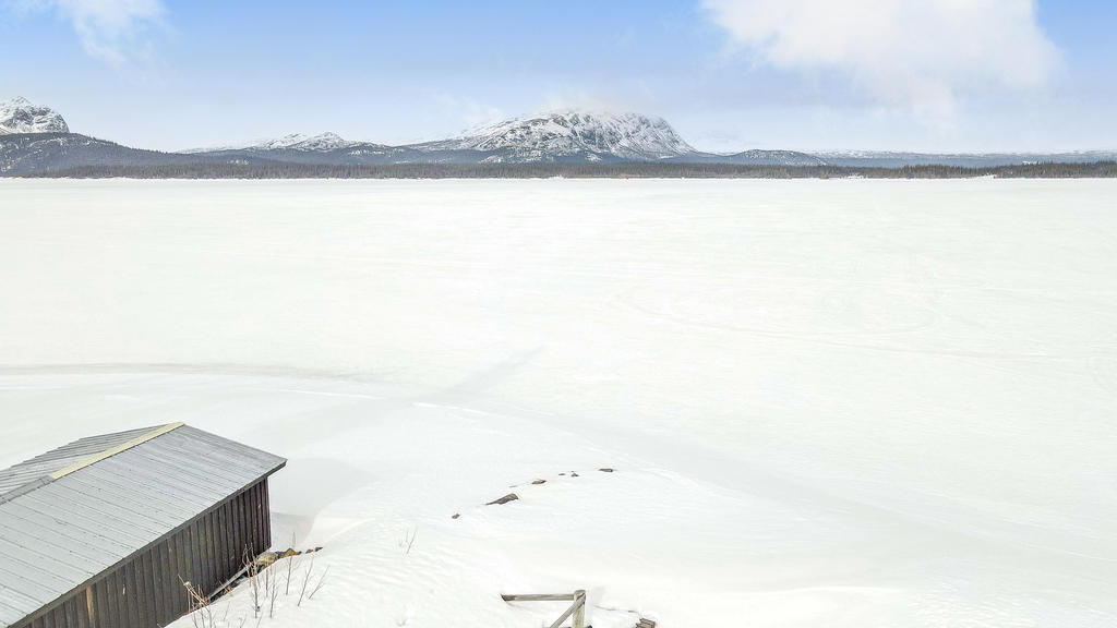 Nere vid bryggan och sjön