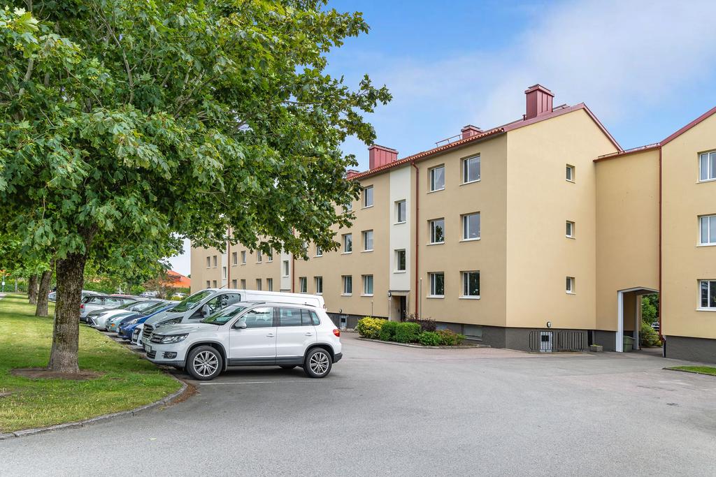 Föreningen har 12 garage och 40 p-platser. P-platser är till för de boende och deras gäster. Här finns även mc och mopedgarage.
Garageplatser har separat kö.