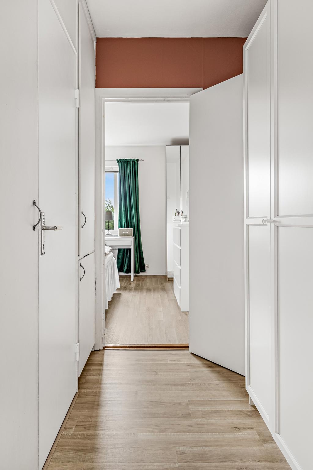 Inre hall med klädkammare 