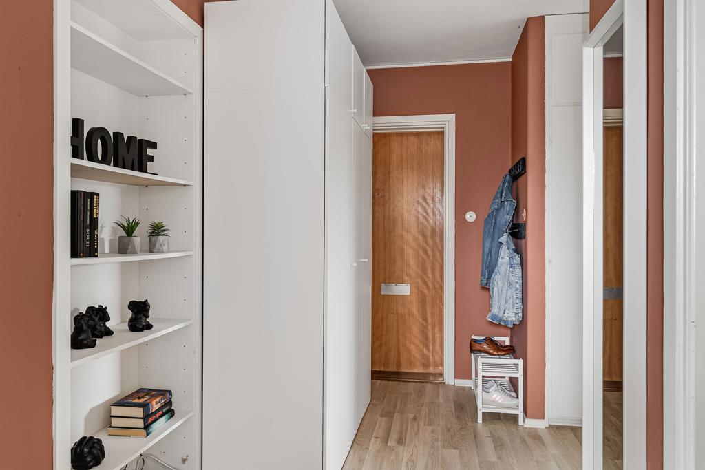 Här presenteras en trivsam bostadsrätt som erbjuder en bekväm och funktionell boendelösning. 