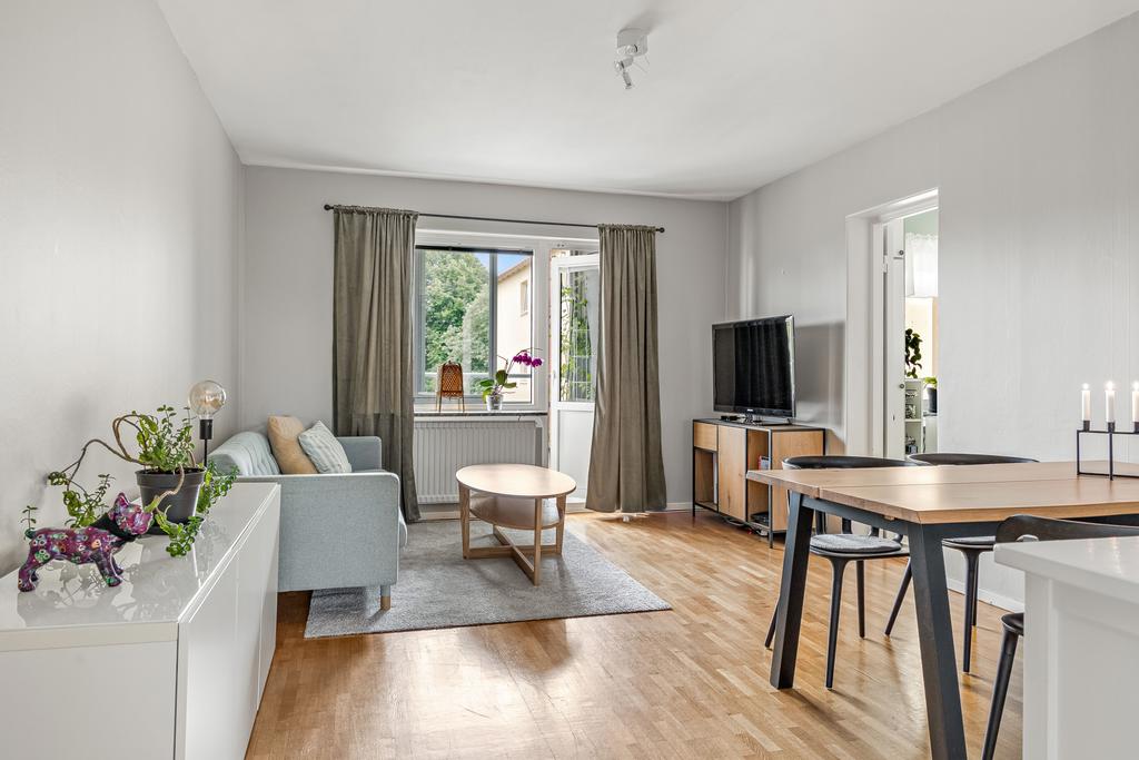 Det rymliga vardagsrummet erbjuder gott om plats för både avkoppling och sociala sammankomster. 