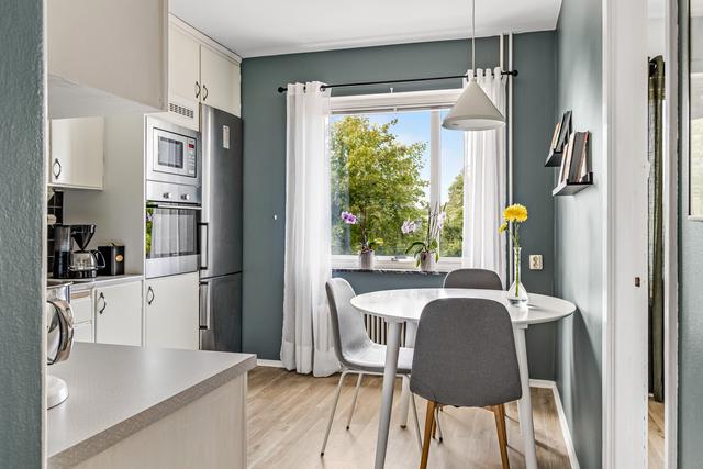 Här kombineras stil med funktion med en modern spishäll och rostfria apparater från Siemens.