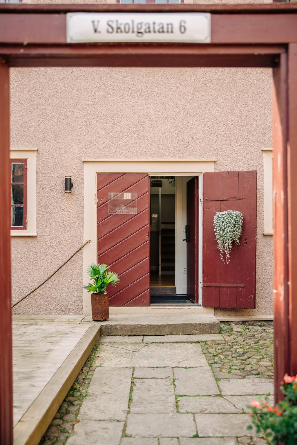 Huvudentré från innergården