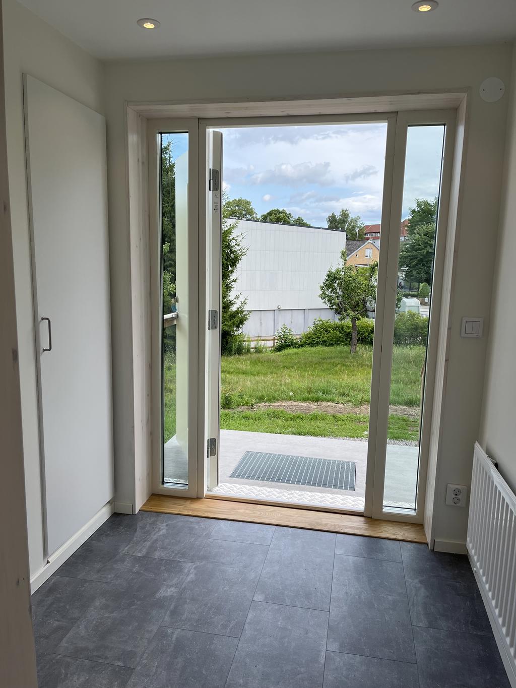 Ljus hall med fint ljusinsläpp från sidofönster