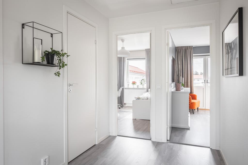 Bra förvaring via två klädkammare på övre plan, en i hallen och en i ett av sovrummen.