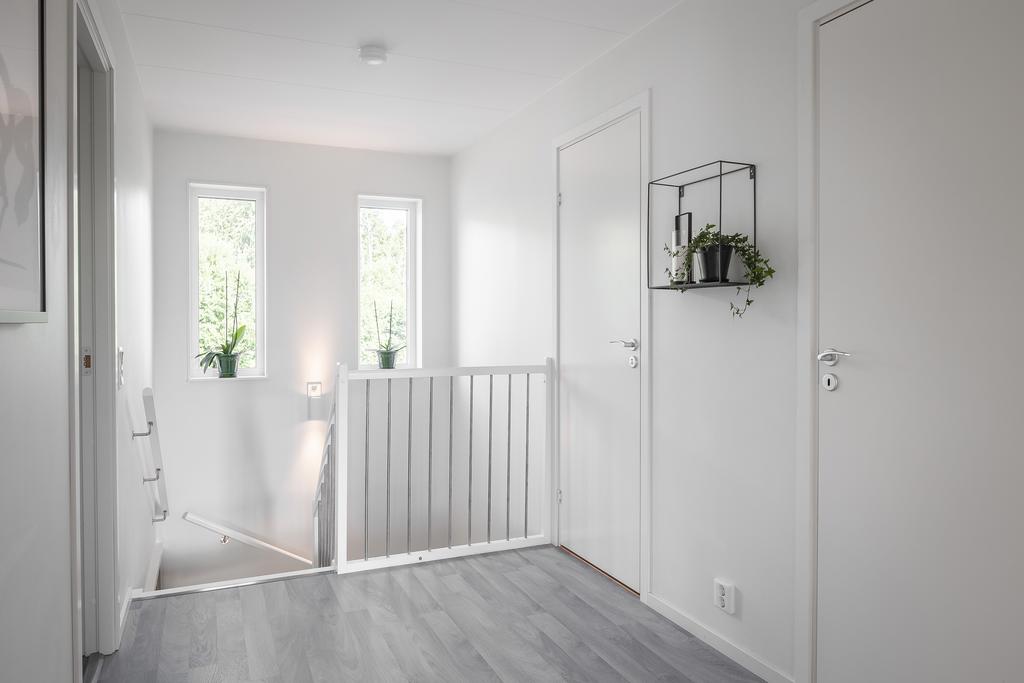 Övre plan, ljus och fin hall med två fönster som ger bra ljusinsläpp.