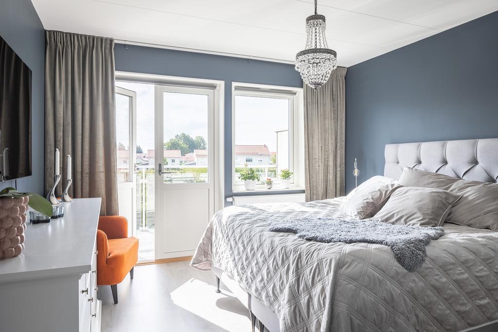 Master bedroom med utgång till balkong