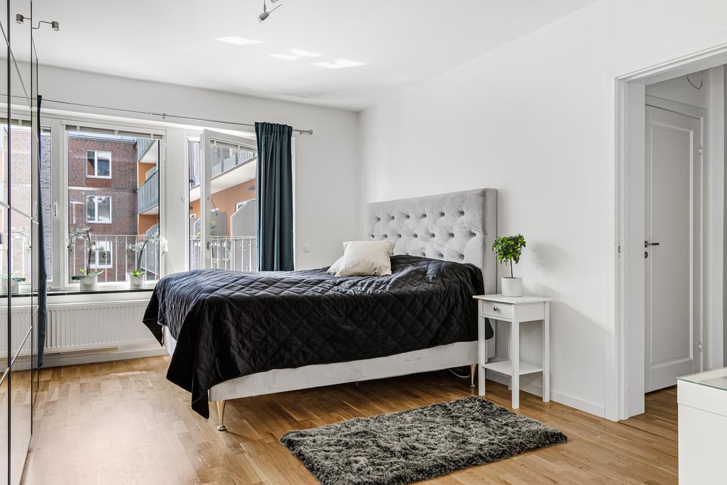"Master Bedroom" med egen wc och gott om förvaring i både skjutdörrsgarderob samt klädkammare 