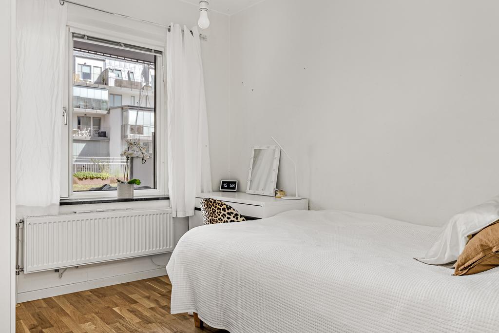 Sovrum 2 med vy över uteplats 