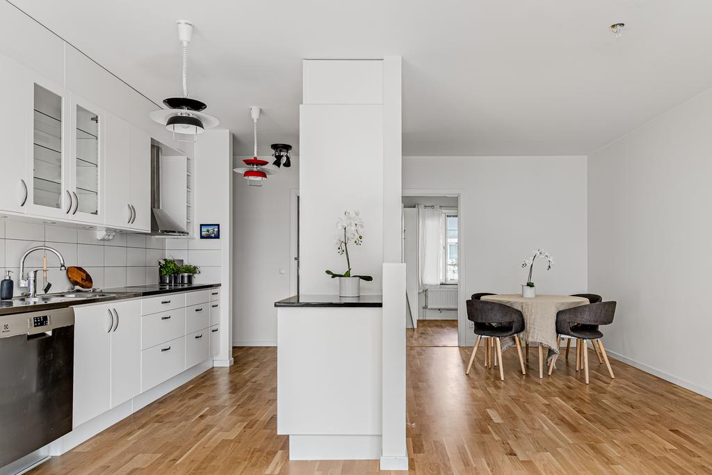 Rymliga ytor med plats för det större matbordet