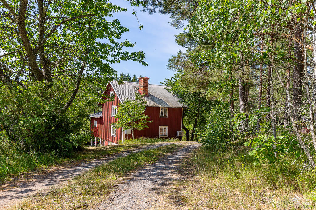 Varmt välkommen till detta charmiga fritidshus med anor från 1700-talet