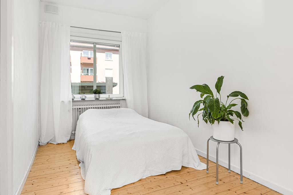 Sovrum med plats för dubbelsäng 