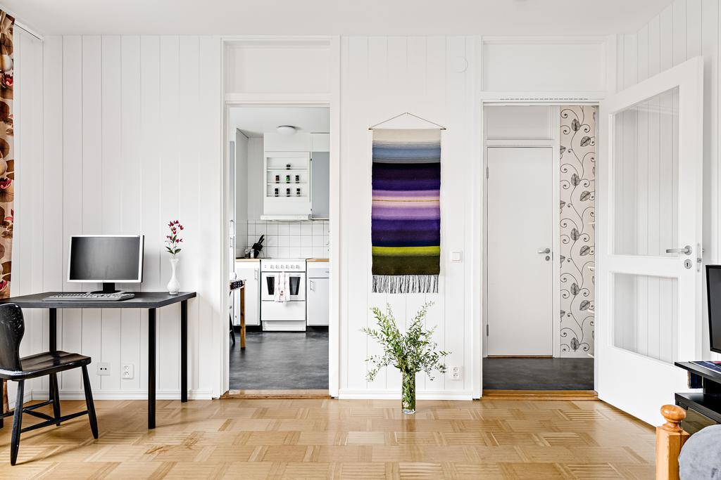 Lägenheten är öppen samt har yta för egen skrivbordsdel 