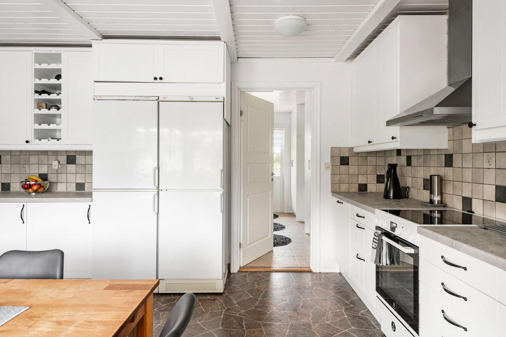 Kök med utgång till tvättstuga och garage